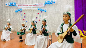 Кара-Көл шаарындагы «Энергетик» маданият үйүндө билим берүү кызматкерлеринин кесиптик майрамына арналган салтанаттуу иш чара болуп өттү.